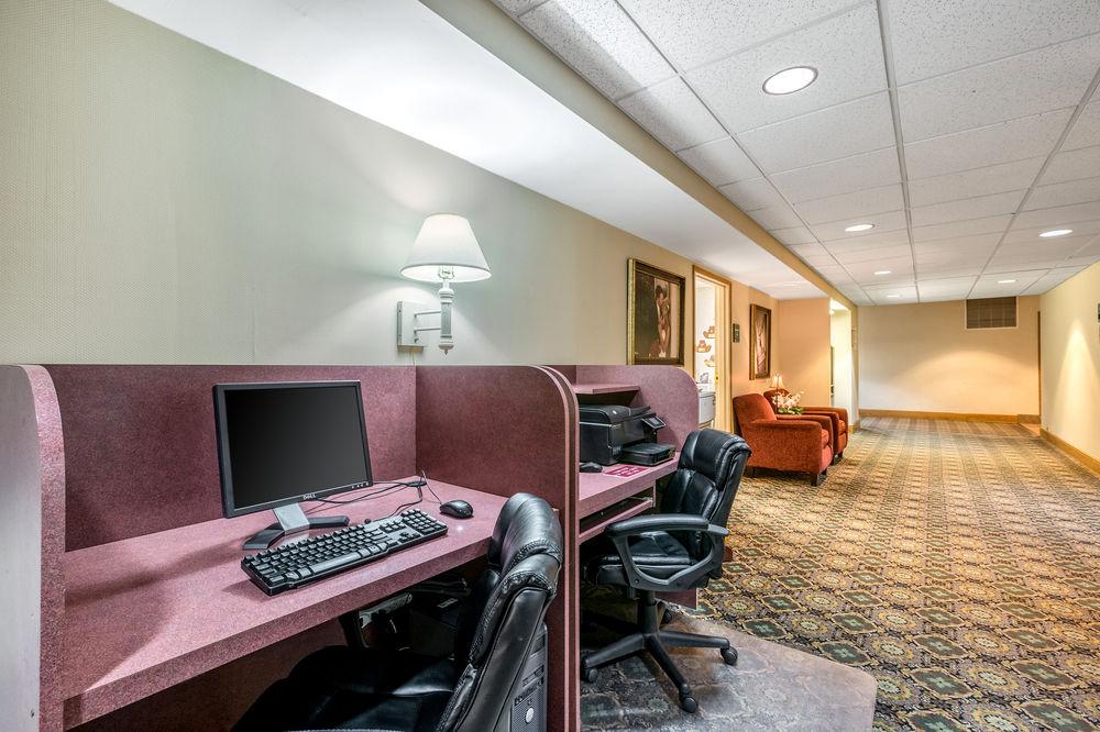 Ramada By Wyndham North Platte Hotell Exteriör bild